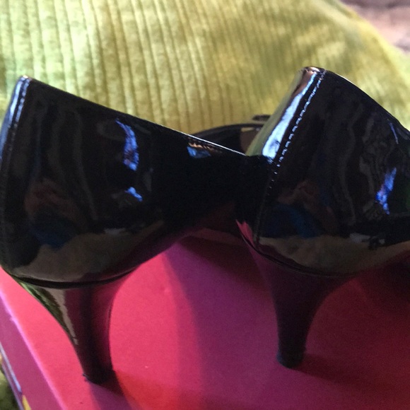 Beautiful pumps! - Picture 2 of 5
